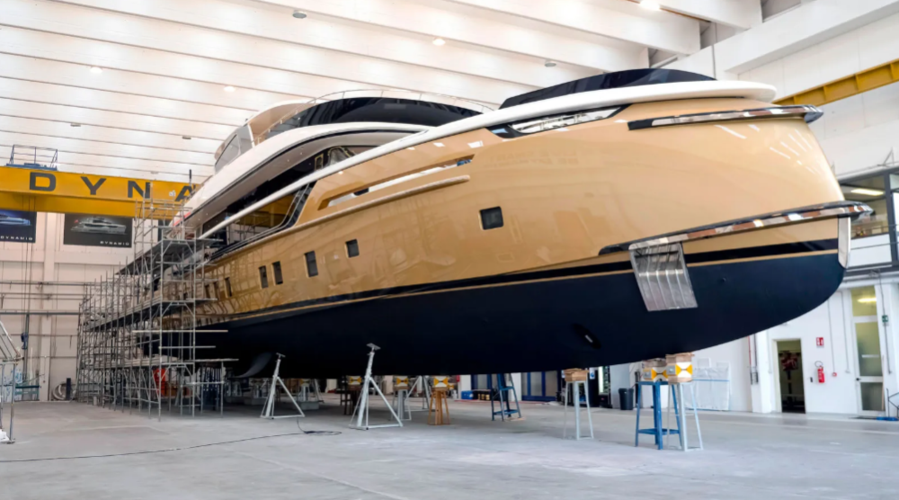 "stefania"号独特的船体涂装成金属金色和深棕色,外观设计由摩纳哥do